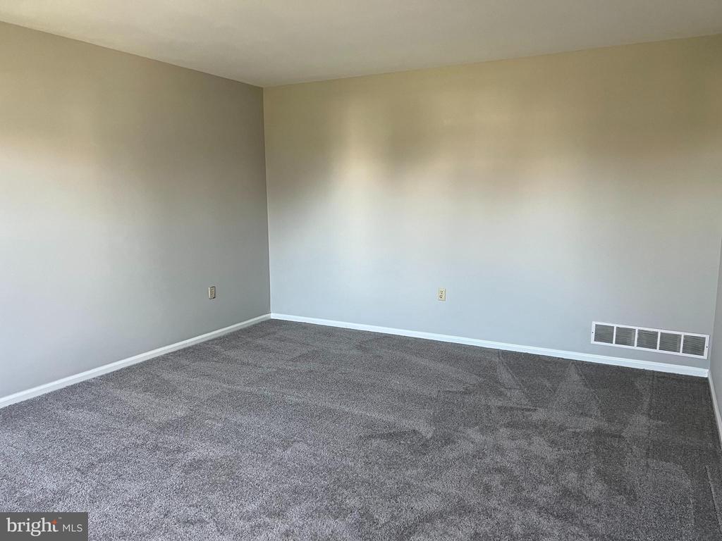 925 van Sant Ln