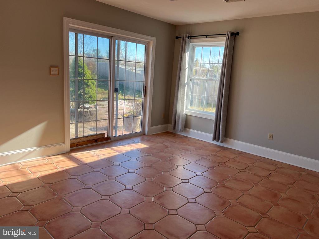 925 van Sant Ln
