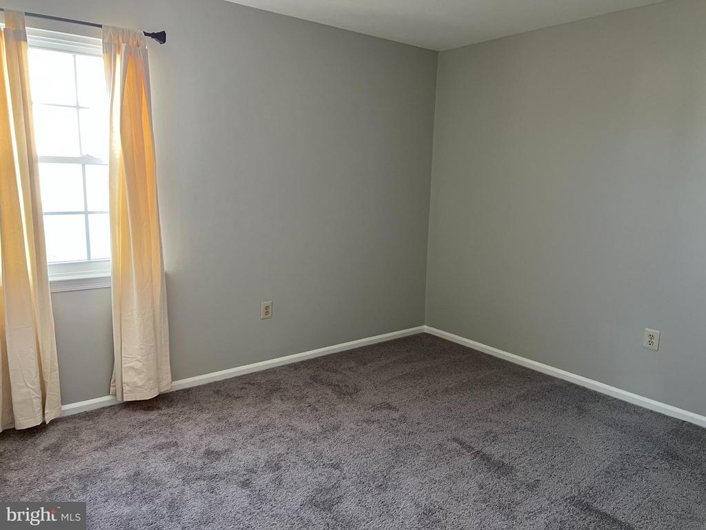 925 van Sant Ln