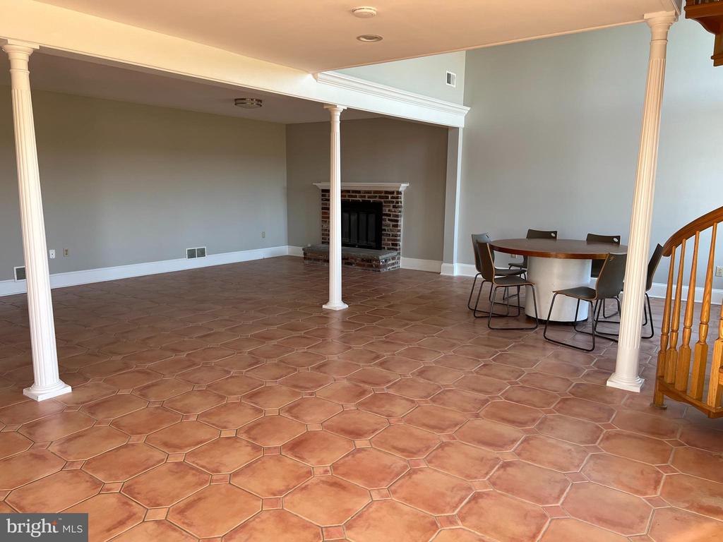 925 van Sant Ln