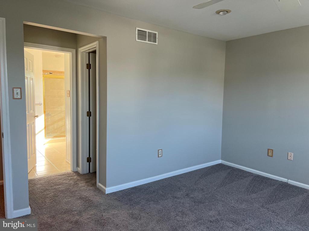 925 van Sant Ln