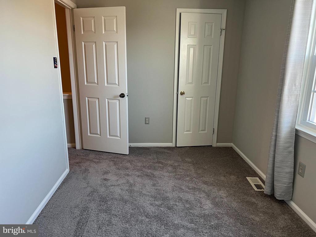 925 van Sant Ln
