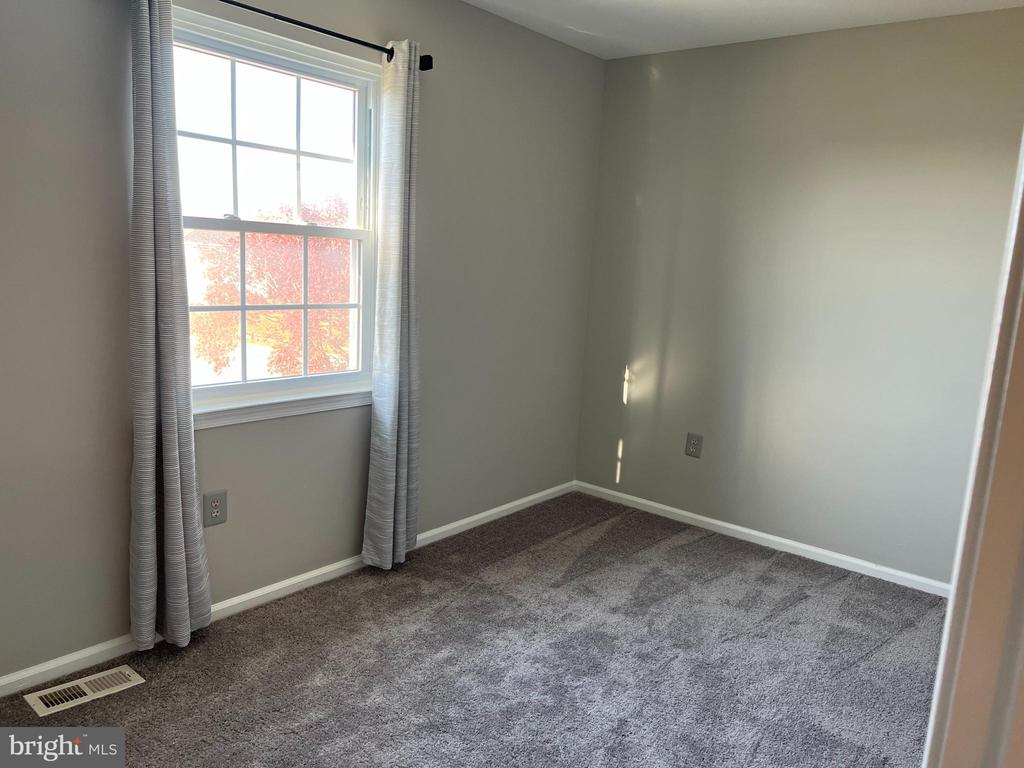 925 van Sant Ln