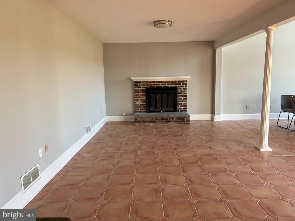925 van Sant Ln