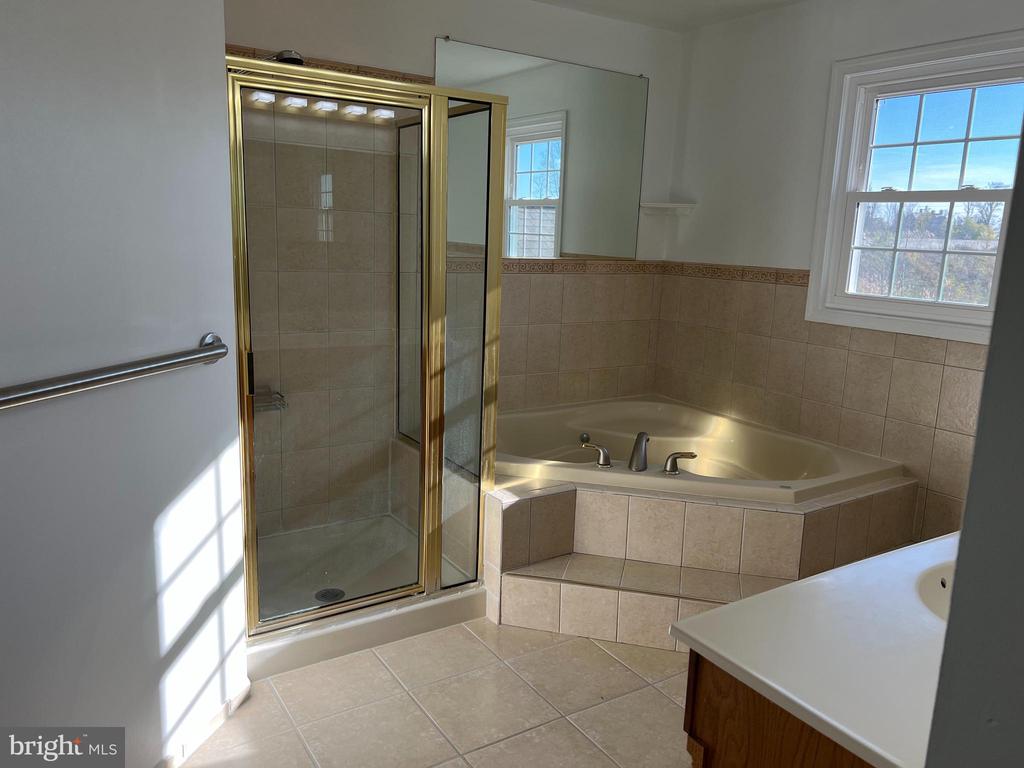 925 van Sant Ln