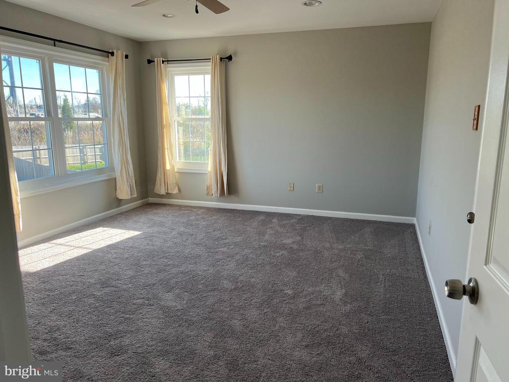 925 van Sant Ln