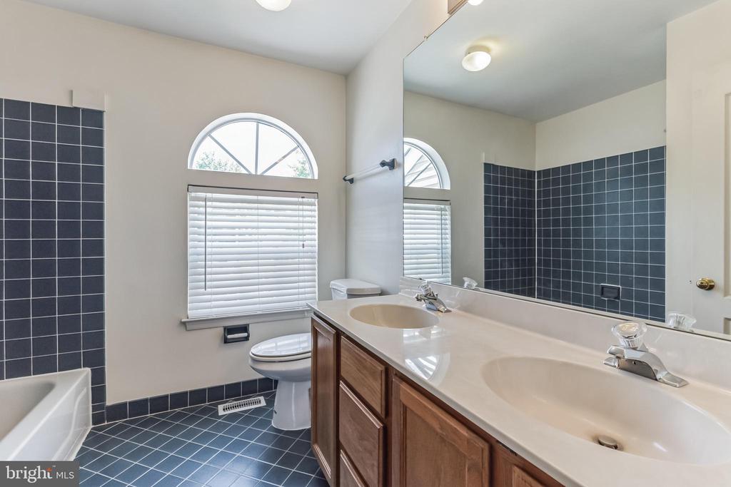 7102 UNION CT