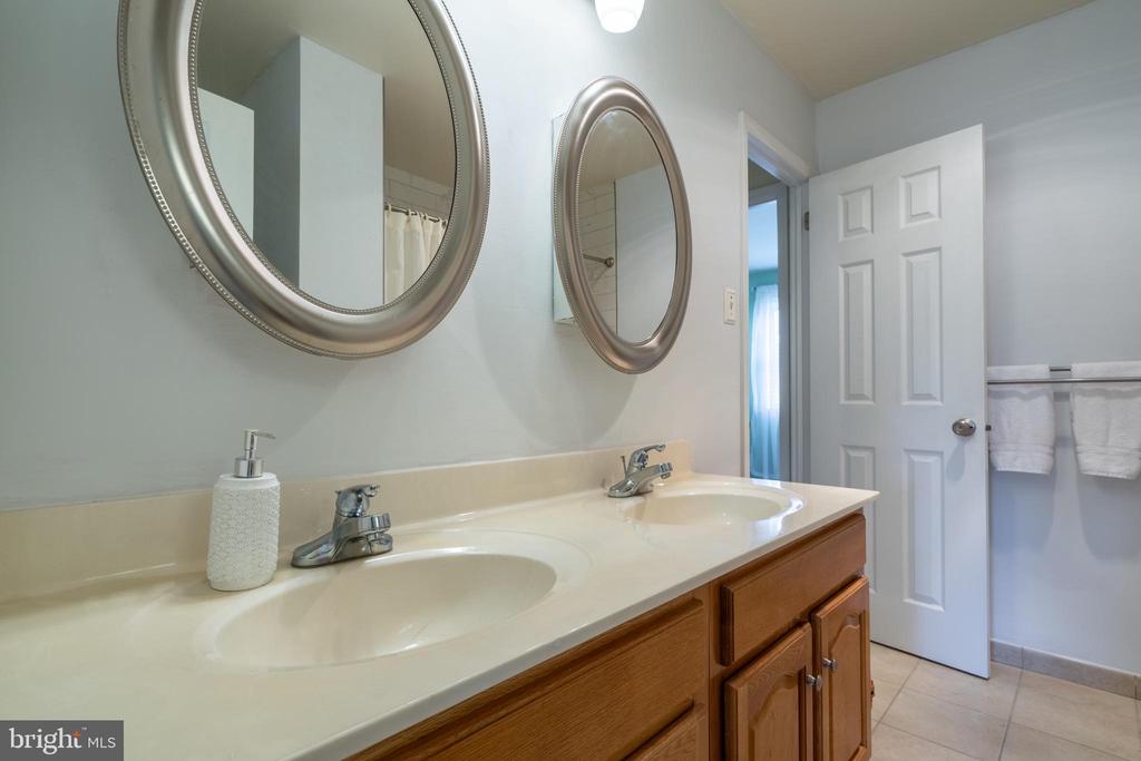 8 Bromley Dr