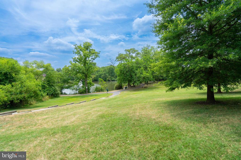 8 Bromley Dr