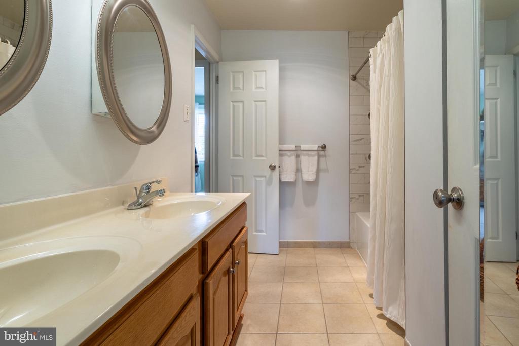8 Bromley Dr