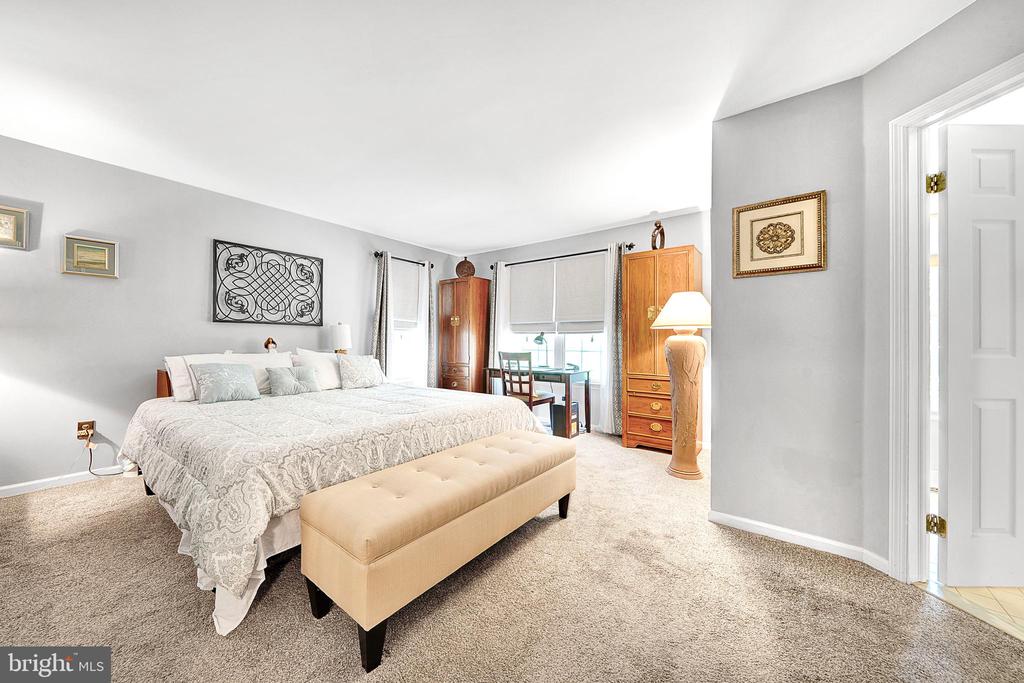 322 Country Club Dr