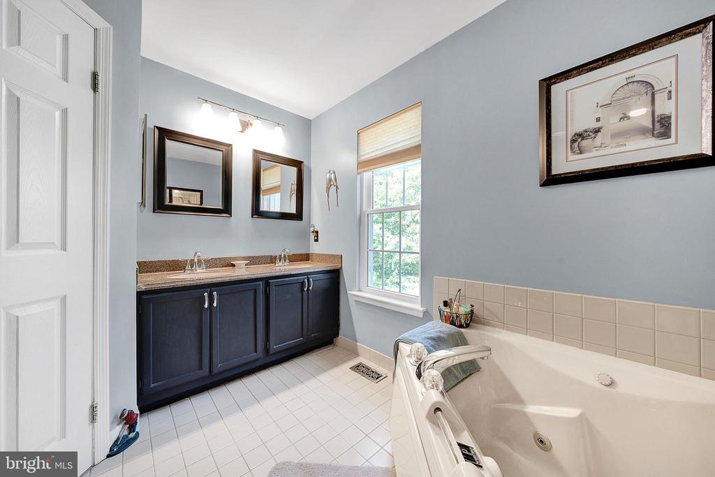 322 Country Club Dr