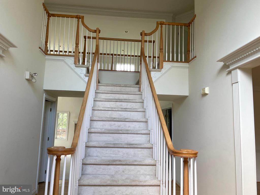 102 BAY HILL DR