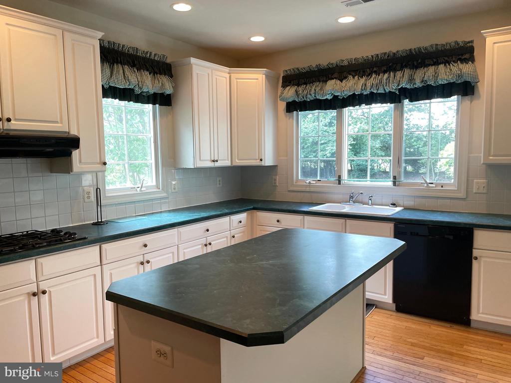 102 BAY HILL DR