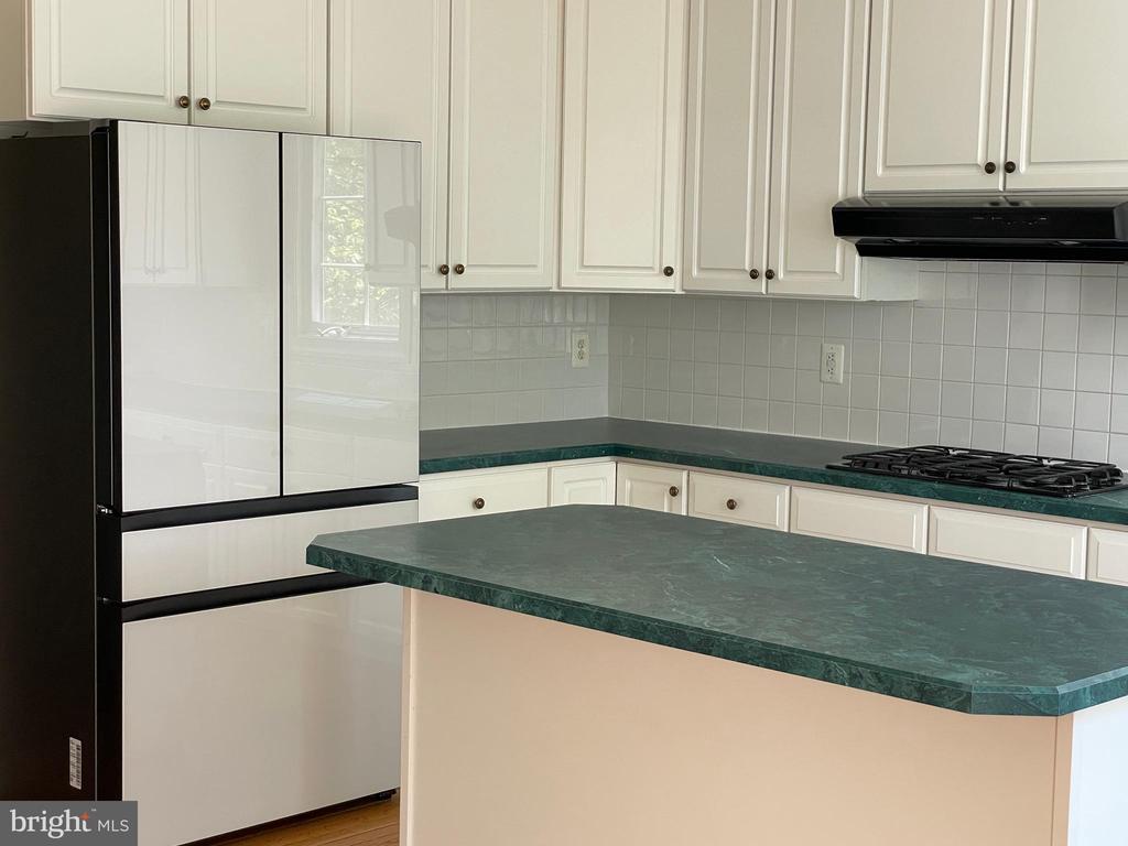 102 BAY HILL DR