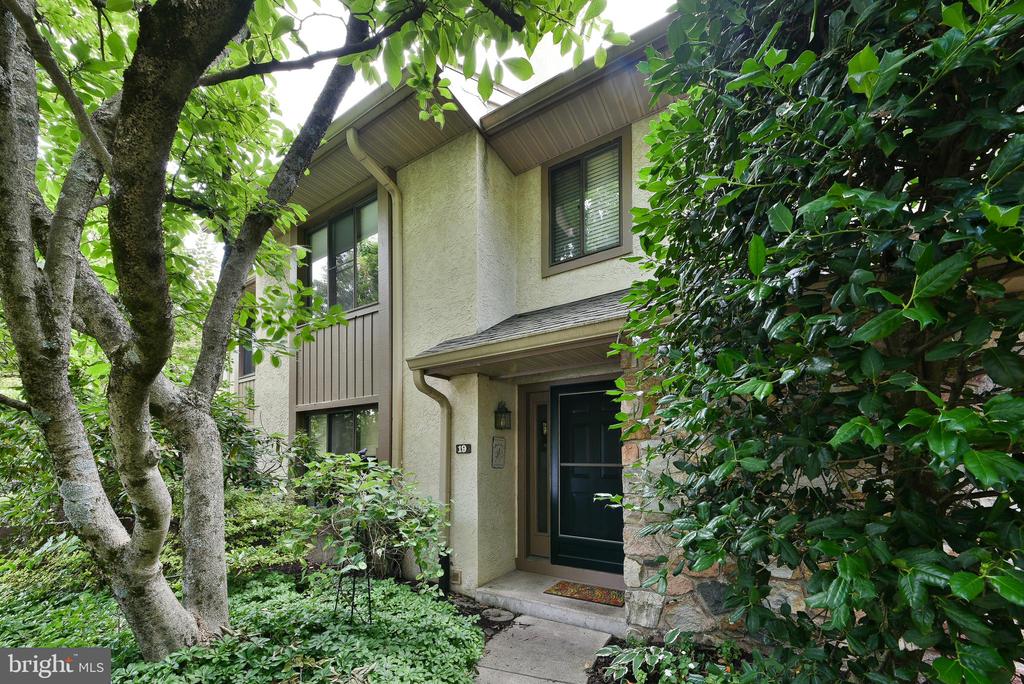 19 HIGHGATE LN