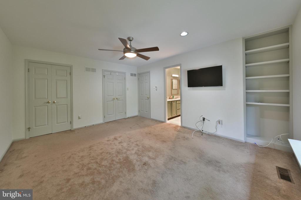 19 HIGHGATE LN