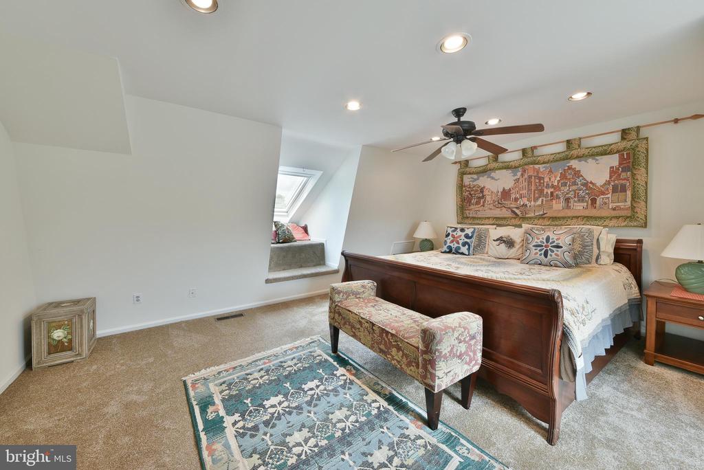 19 HIGHGATE LN