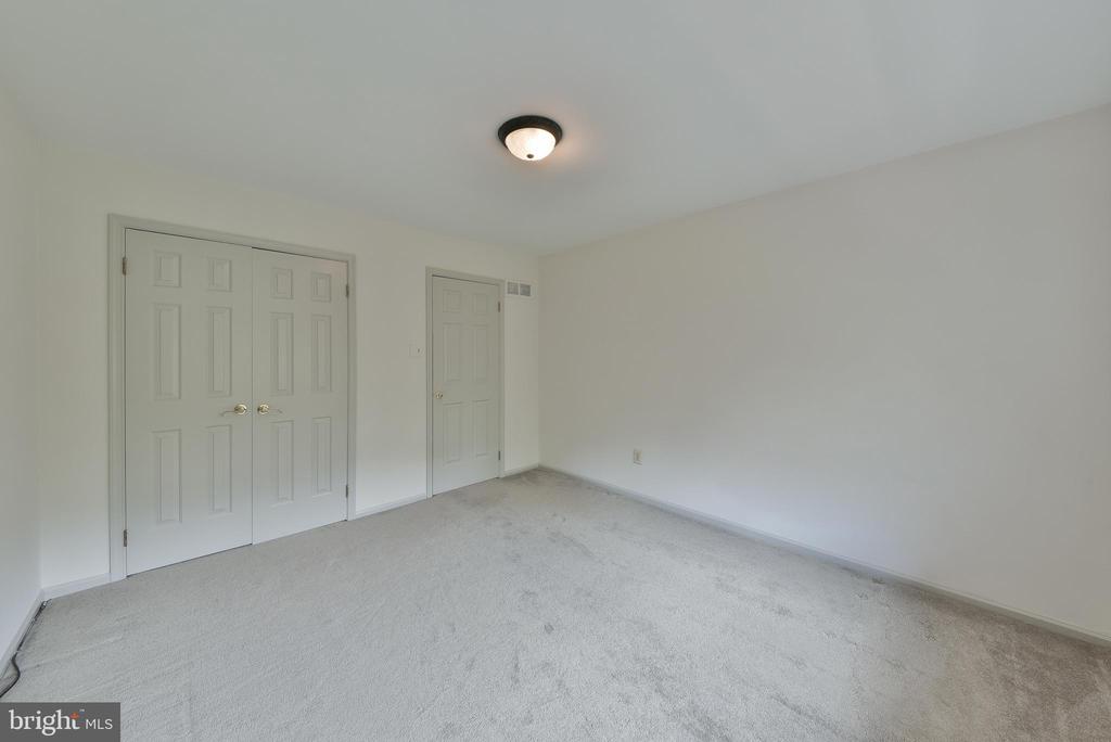19 HIGHGATE LN