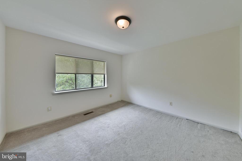 19 HIGHGATE LN