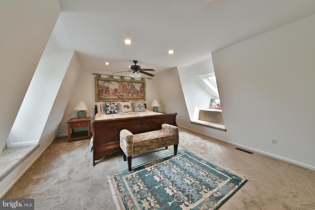 19 HIGHGATE LN