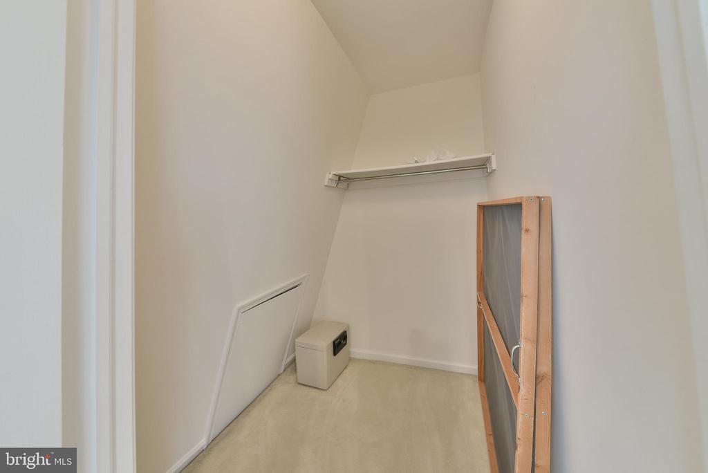 19 HIGHGATE LN