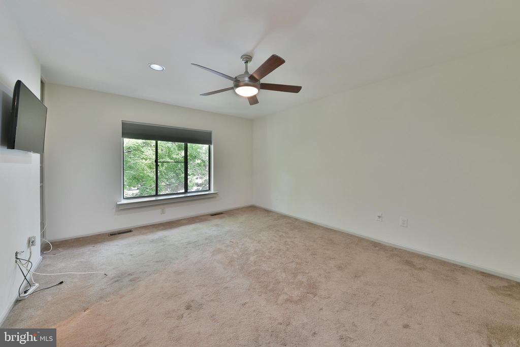19 HIGHGATE LN