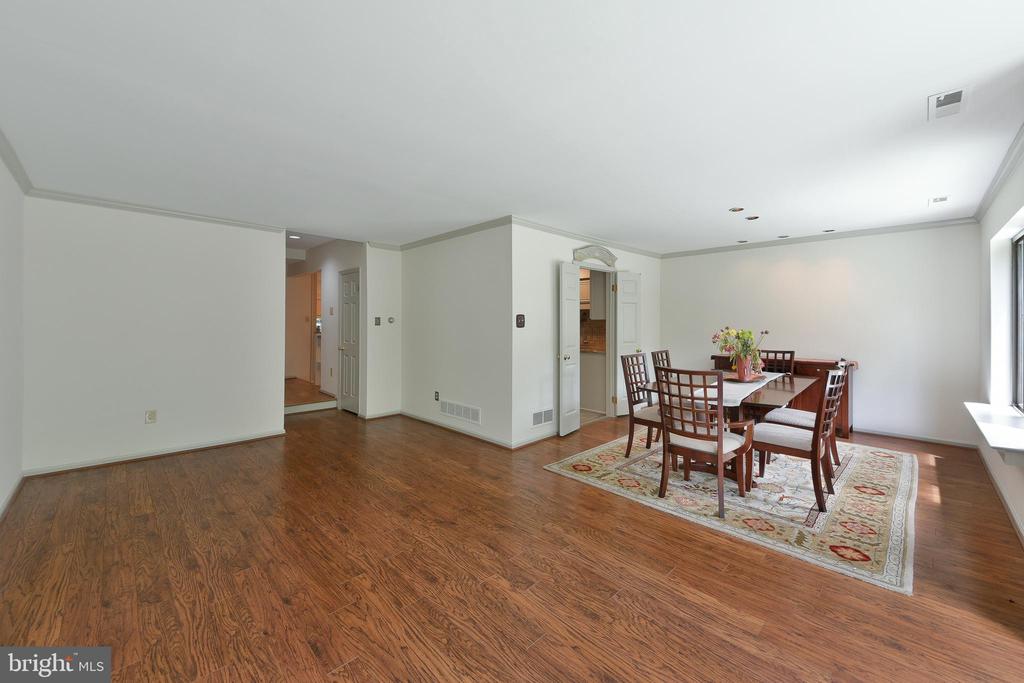 19 HIGHGATE LN