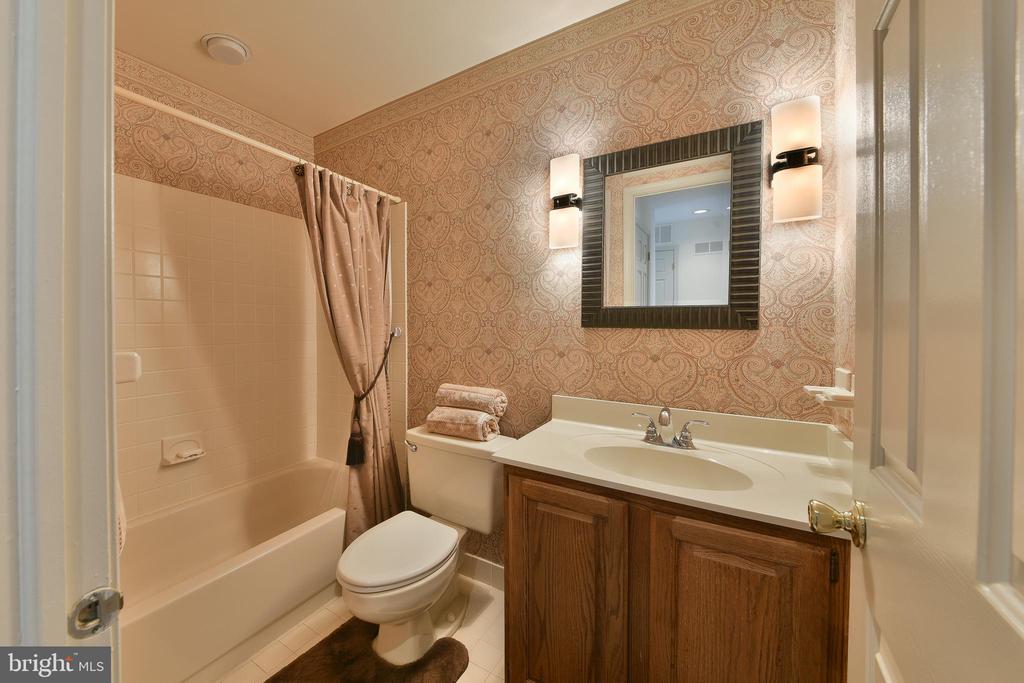19 HIGHGATE LN