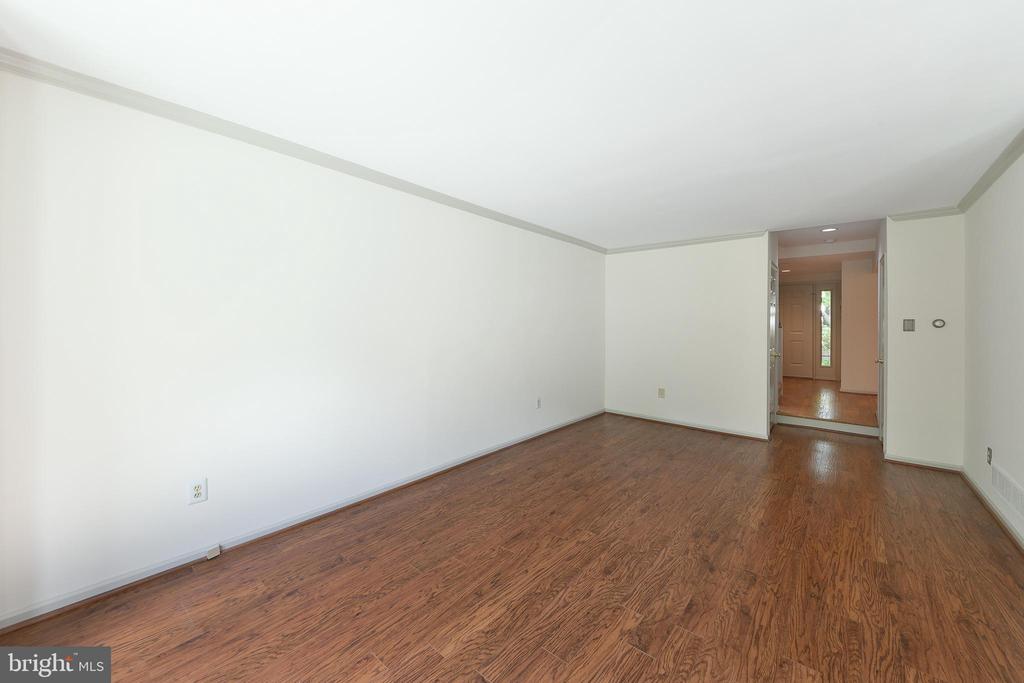 19 HIGHGATE LN