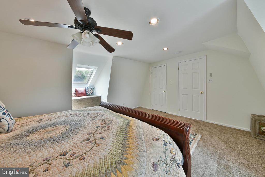 19 HIGHGATE LN