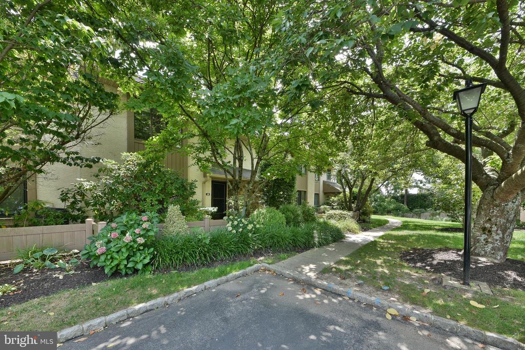 19 HIGHGATE LN