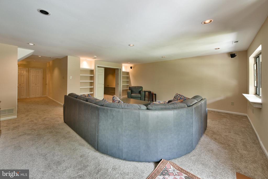 19 HIGHGATE LN