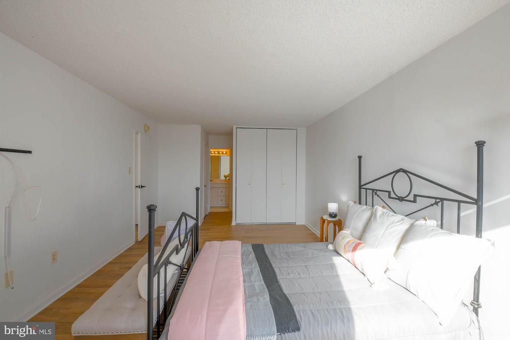 666 W Germantown Pike #2501