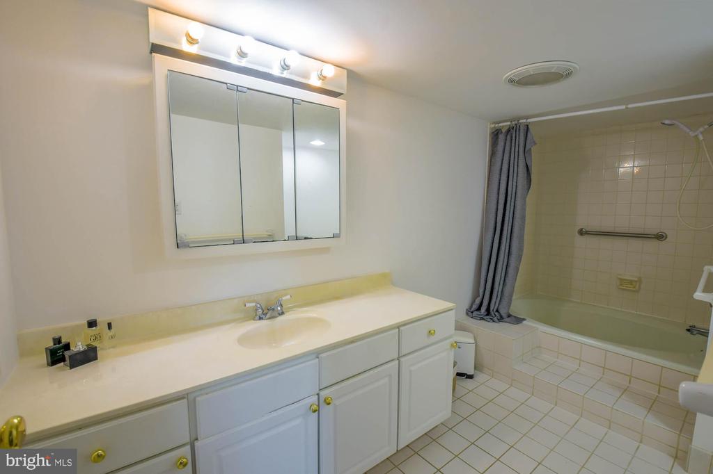 666 W Germantown Pike #2221