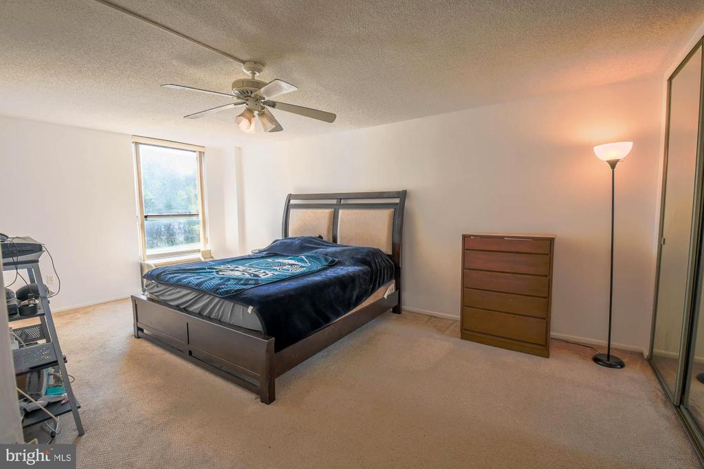 666 W Germantown Pike #2221