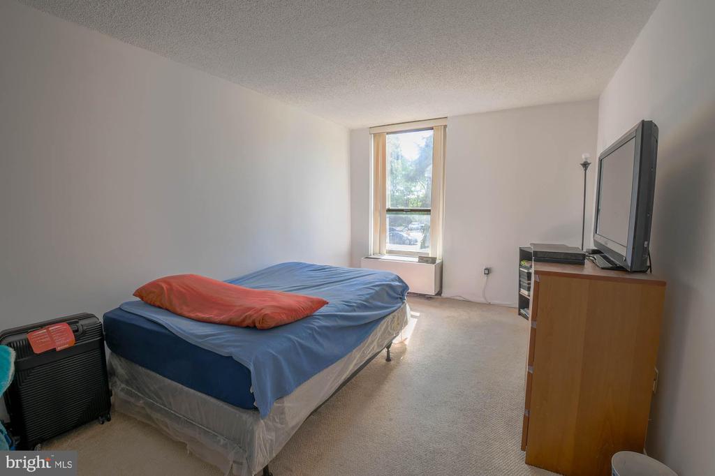 666 W Germantown Pike #2221