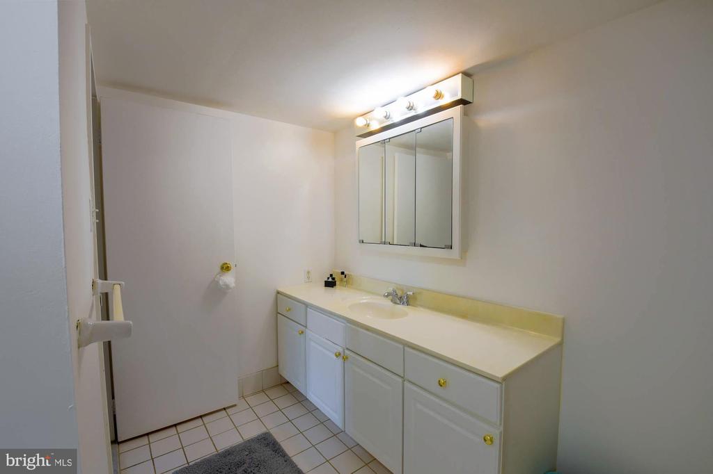 666 W Germantown Pike #2221