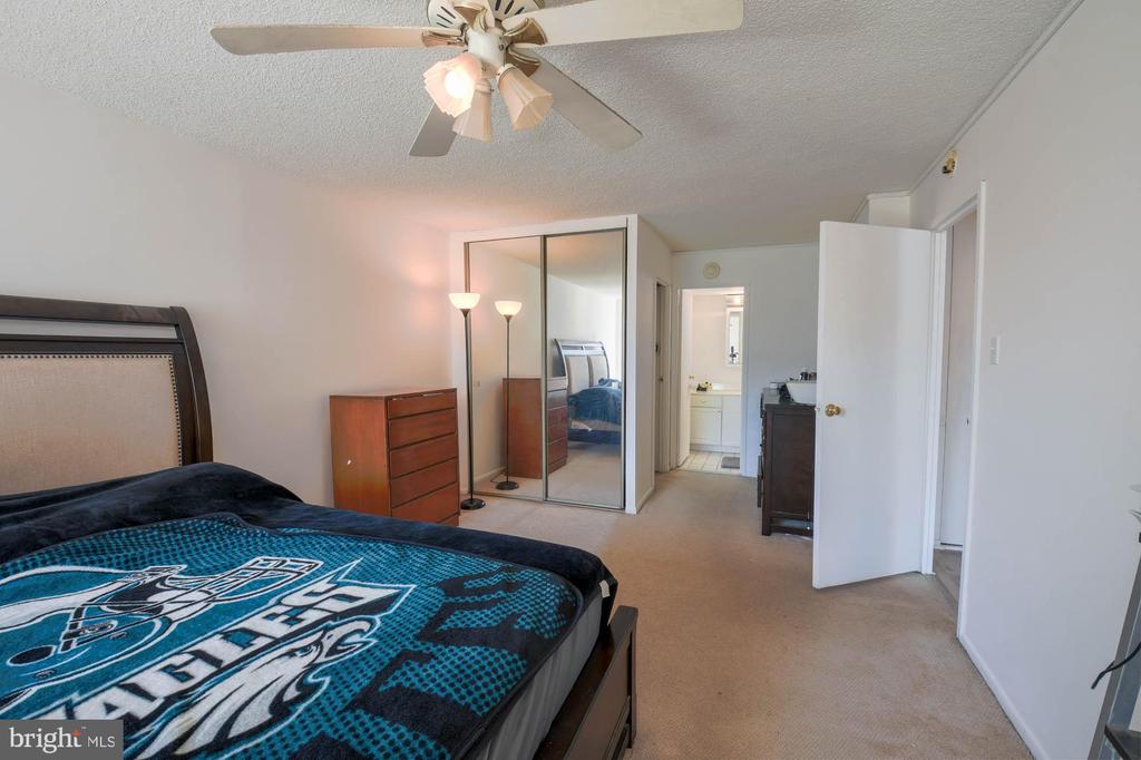 666 W Germantown Pike #2221