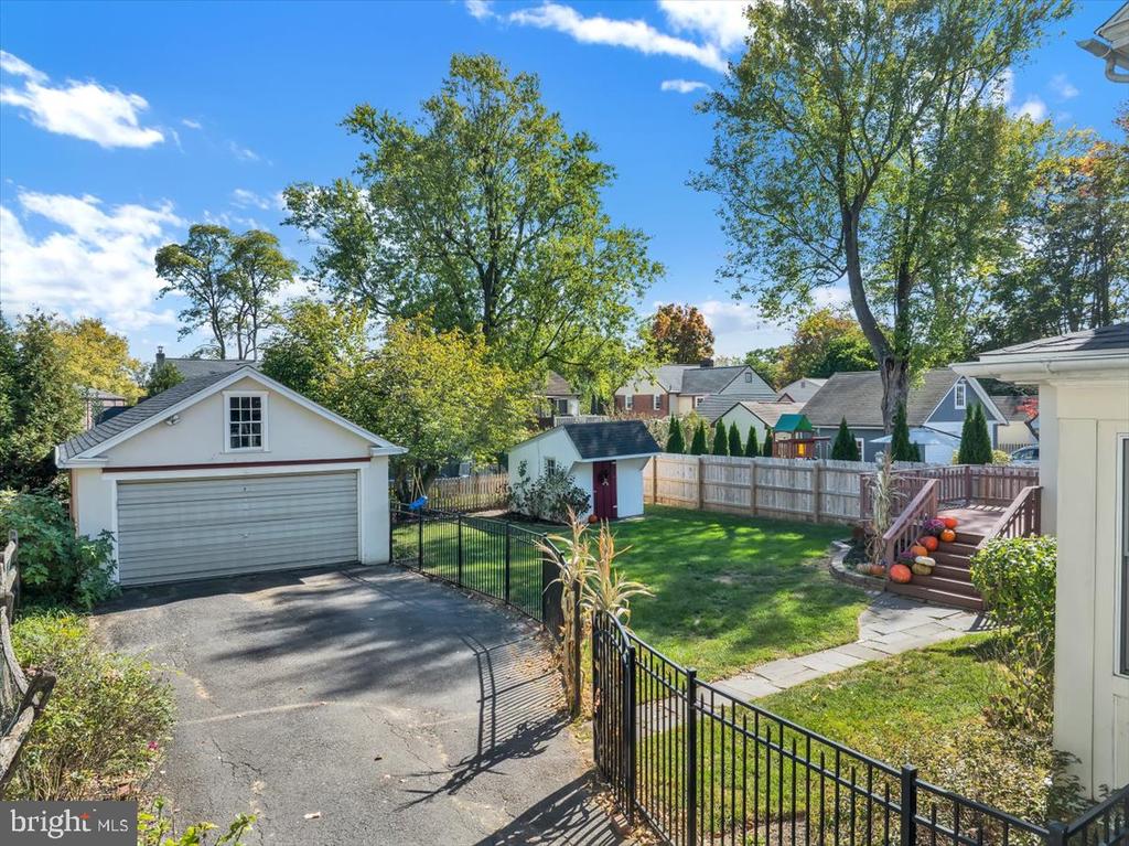 460 Tennis Ave