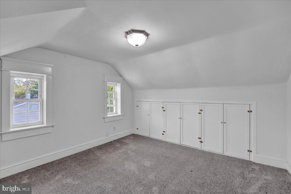 460 Tennis Ave