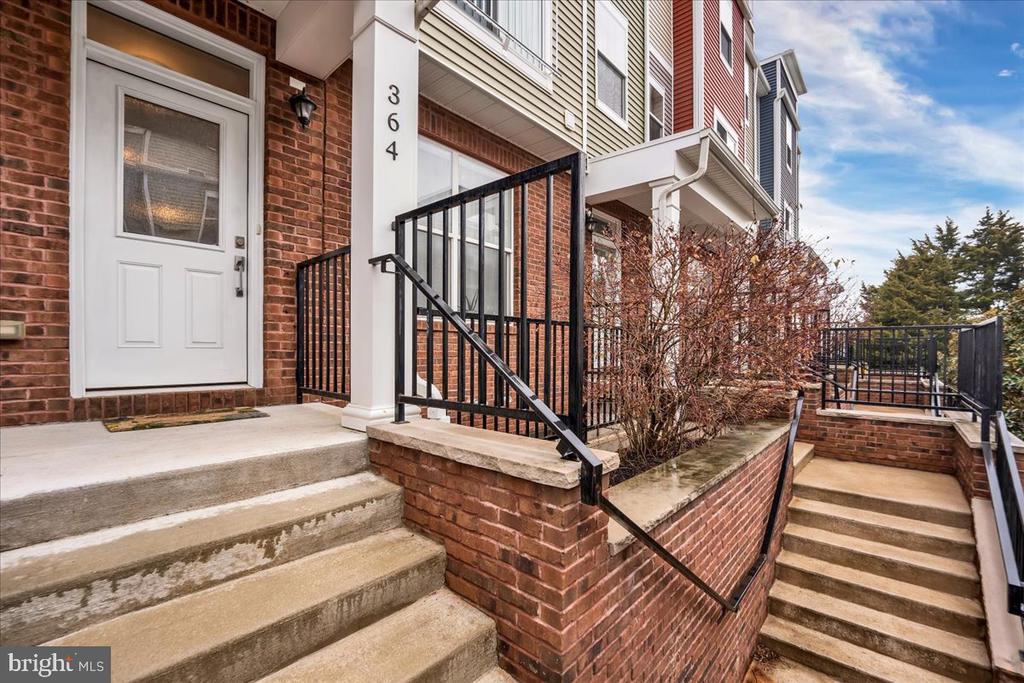 364 W 7th Ave