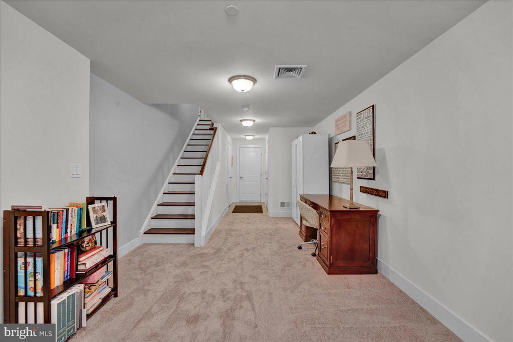 364 W 7th Ave