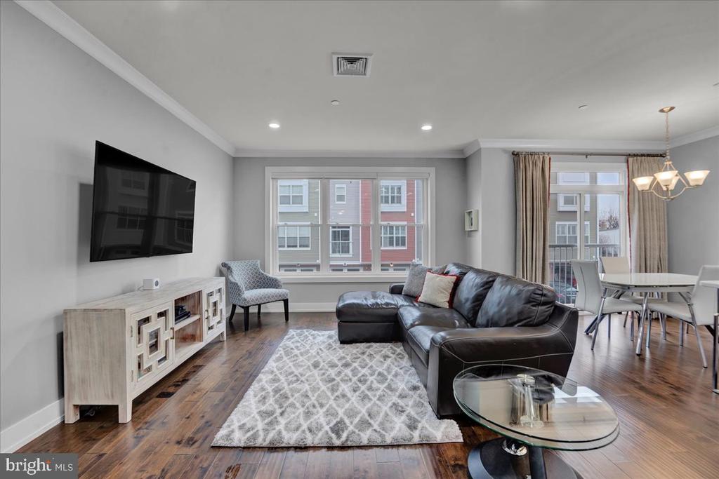 364 W 7th Ave