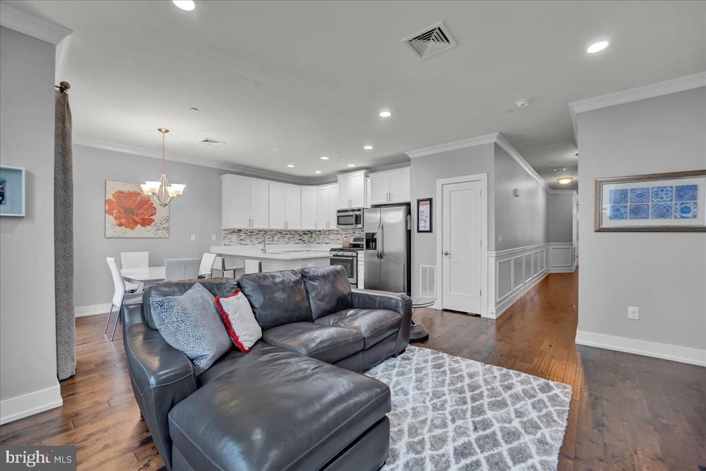 364 W 7th Ave