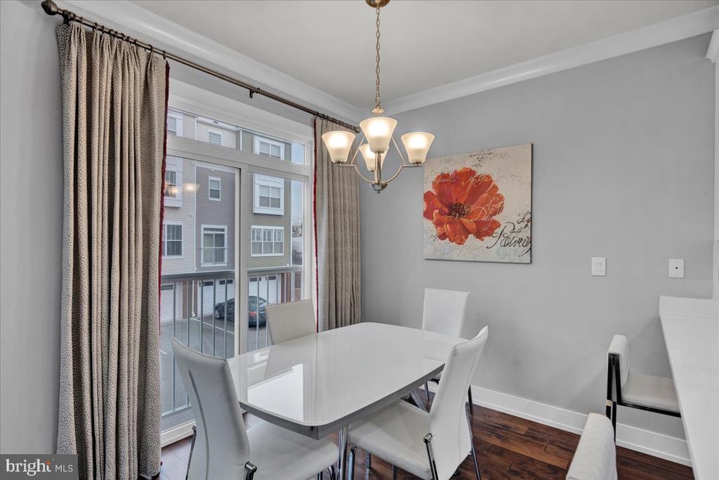 364 W 7th Ave