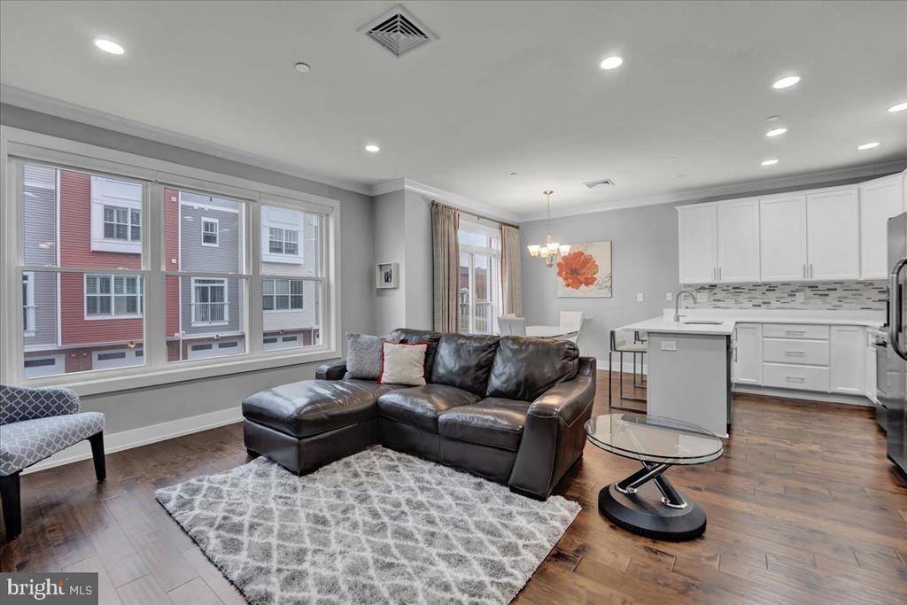 364 W 7th Ave