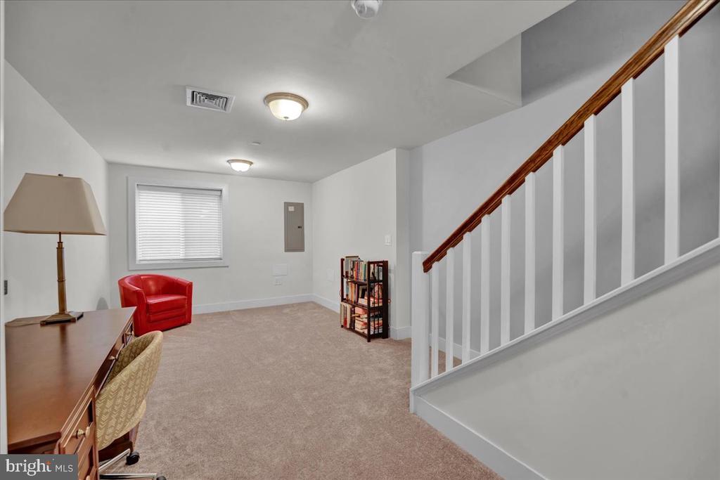 364 W 7th Ave