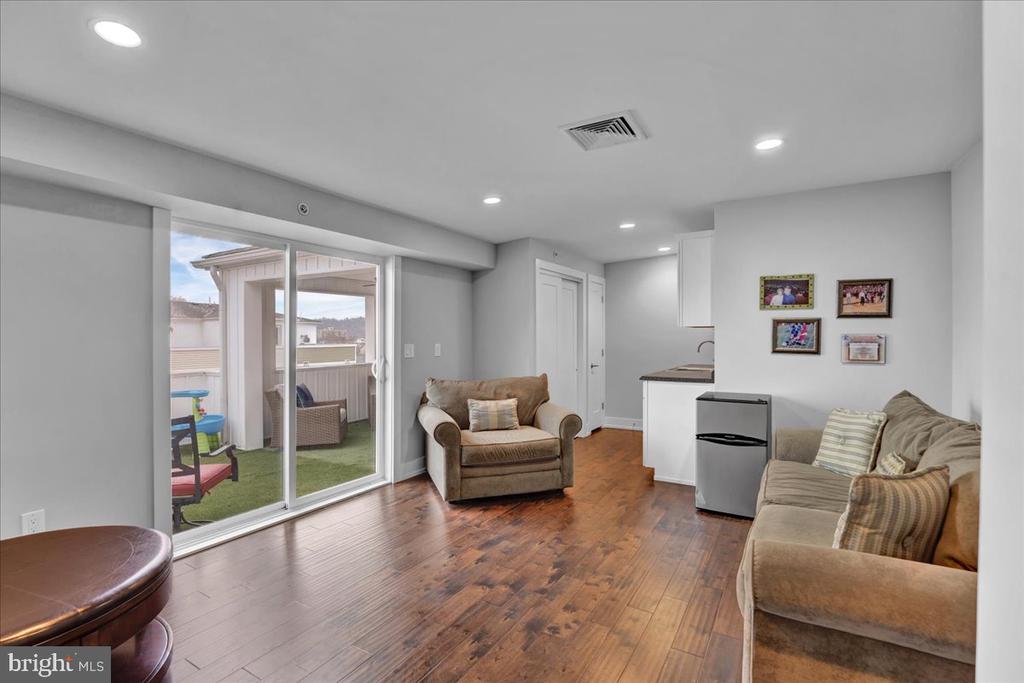 364 W 7th Ave