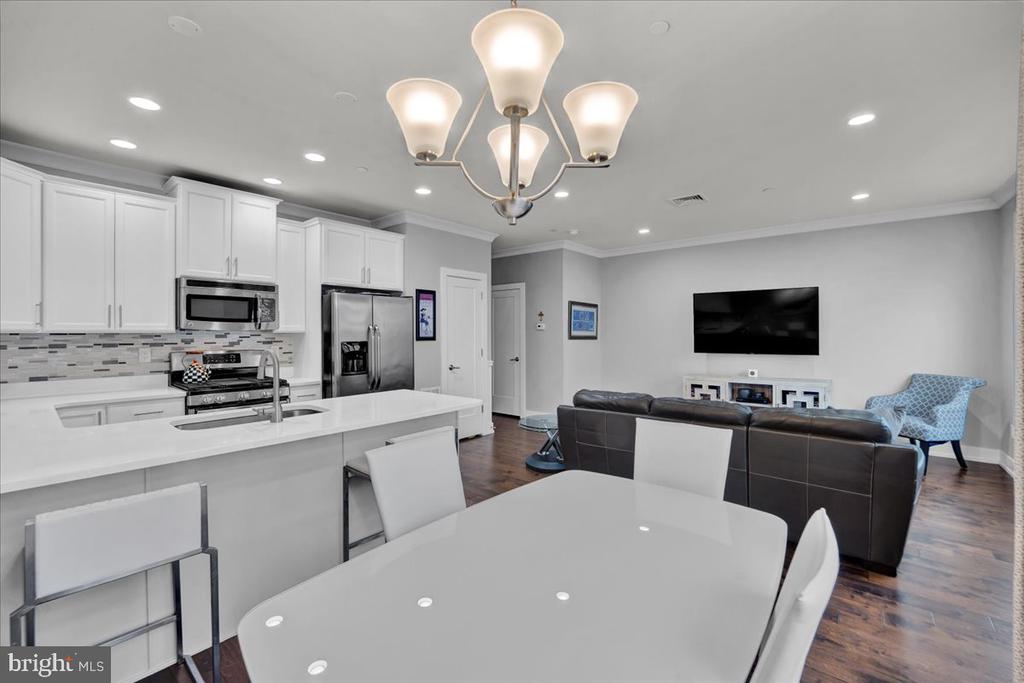 364 W 7th Ave